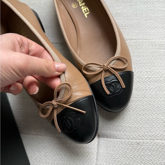 CHANEL Beige and Black Flats - Picture 2 of 10